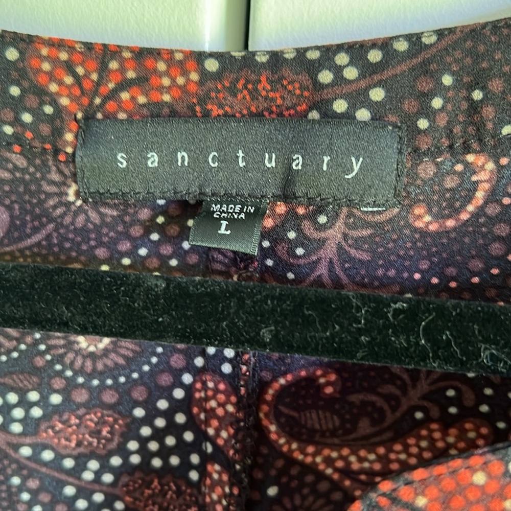 Sanctuary, sleeveless women’s button, blouse, floral and leaf design size large. - Picture 4 of 6